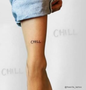 Minitattoo en la pantorrilla