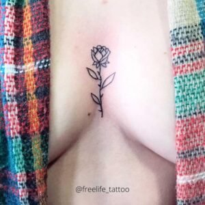 Minitattoo flor en el escote